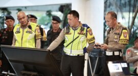 Dirlantas Polda Jatim Kombespol Komarudin didampingi Kasat PJR AKBP Imet C.T