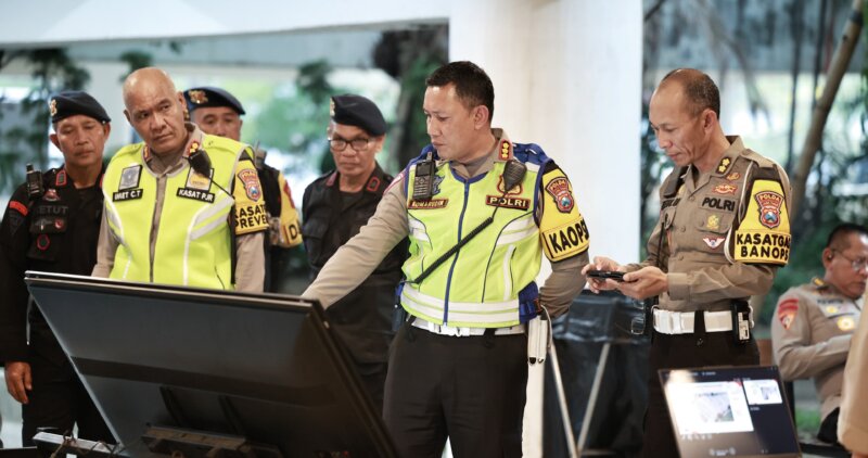Dirlantas Polda Jatim Kombespol Komarudin didampingi Kasat PJR AKBP Imet C.T