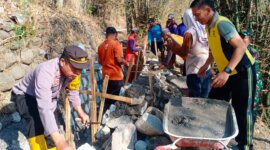 TNI Polri dan warga gelar baksos bersihkan lingkungan