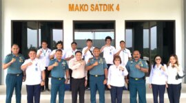 Dansatdik - 4 Manado Kodiklatal Kolonel Marinir Hendy Dwi Bayu Ardiyanto didampingi Kasirenevajian Satdik - 4 Manado Kodiklatal Mayor Laut (KH) M. Samuel Pontoh