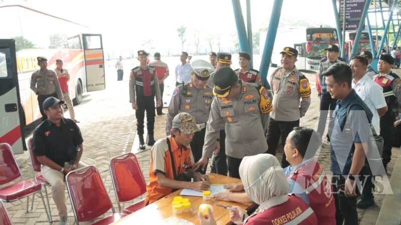 Kapolres Nganjuk AKBP Siswantoro gelar tes urin di terminal Anjuk Ladang