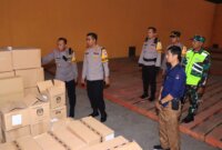 Kapolres Ngawi AKBP Dwi Sumrahadi Rakhmanto cek gudang KPUD