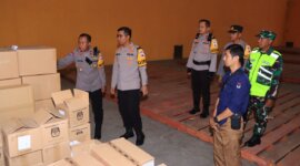 Kapolres Ngawi AKBP Dwi Sumrahadi Rakhmanto cek gudang KPUD