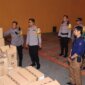 Kapolres Ngawi AKBP Dwi Sumrahadi Rakhmanto cek gudang KPUD
