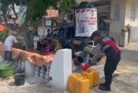 Polres Lumajang salurkan air bersih ke warga terdampak kemarau