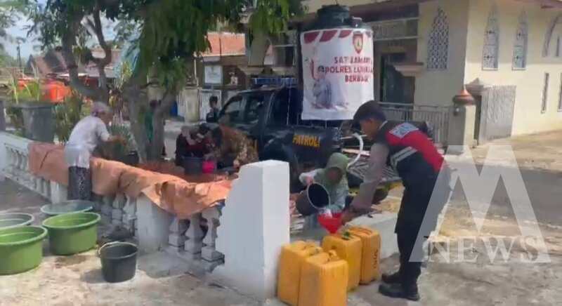 Polres Lumajang salurkan air bersih ke warga terdampak kemarau