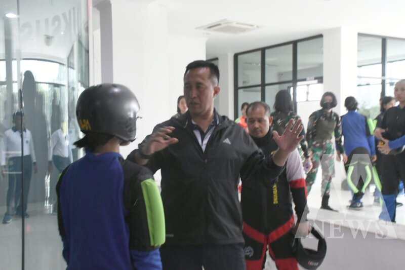 Dankodiklatal Letjen TNI Marinir Nur Alamsyah tinjau latihan di Sky Diving Simulator