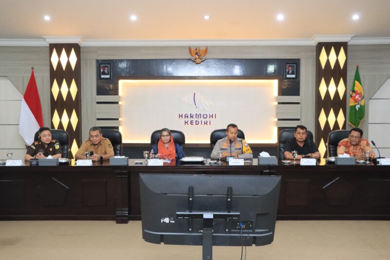 Pj Walikota Zanariah dan Kapolres Kediri Kota AKBP Bramastyo Priaji Beri saat rapat netralitas Aparatur Sipil Negara