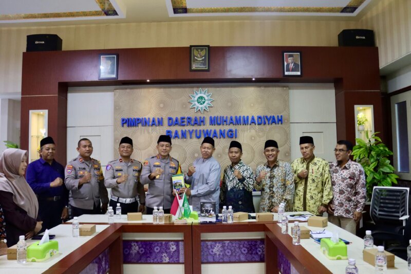 Kapolresta Banyuwangi Kombespol Rama Samtama Putra silaturahmi ke PD Muhammadiyah