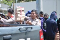 Personil Polres Situbondo berbagi nasi kotak ke para unras Sarbumusi