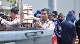 Personil Polres Situbondo berbagi nasi kotak ke para unras Sarbumusi