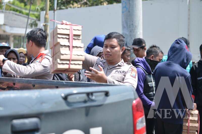 Personil Polres Situbondo berbagi nasi kotak ke para unras Sarbumusi