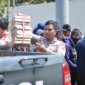 Personil Polres Situbondo berbagi nasi kotak ke para unras Sarbumusi