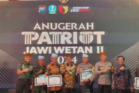 Bhabinkamtibmas Polres Jember dan tiga pilar raih anugerah patriot Jawi Wetan II