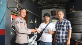 Kasi Humas Polres Pelabuhan Tanjung Perak Surabaya Iptu Suroto kembalikan motor ke pemiliknya