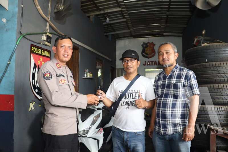 Kasi Humas Polres Pelabuhan Tanjung Perak Surabaya Iptu Suroto kembalikan motor ke pemiliknya