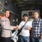 Kasi Humas Polres Pelabuhan Tanjung Perak Surabaya Iptu Suroto kembalikan motor ke pemiliknya