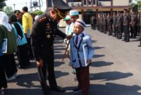 Kapolres Bojonegoro AKBP Mario Prahatinto beri penghargaan putra-putri Polri