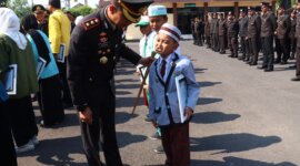 Kapolres Bojonegoro AKBP Mario Prahatinto beri penghargaan putra-putri Polri