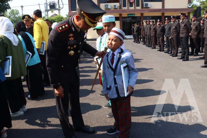 Kapolres Bojonegoro AKBP Mario Prahatinto beri penghargaan putra-putri Polri