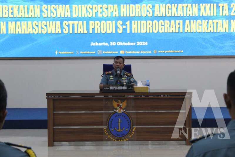Danpushidrosal Laksdya TNI Dr. Budi Purwanto memberikan pembekalan