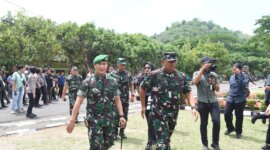 Wadan Kodiklatal Laksda TNI Eko Wahjono saat penutupan TMMD ke-122 di Kediri