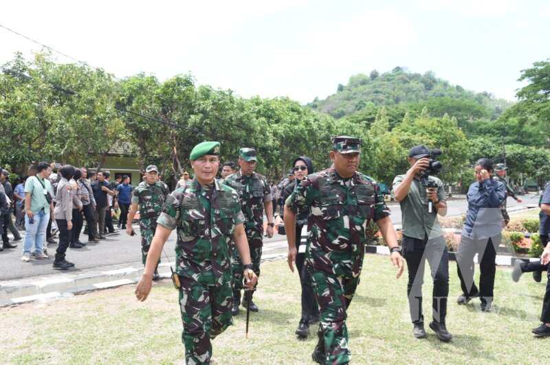 Wadan Kodiklatal Laksda TNI Eko Wahjono saat penutupan TMMD ke-122 di Kediri