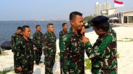 Danpusdikhidros Kodikopsla Kodiklatal Kolonel Laut (P) Tri Ariyah Hari Saputra sematkan Brevet Surveyor CAT-B