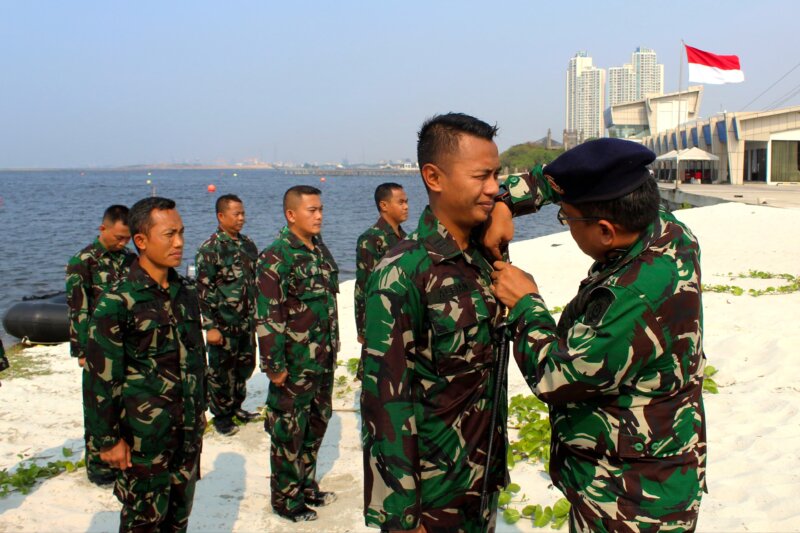 Danpusdikhidros Kodikopsla Kodiklatal Kolonel Laut (P) Tri Ariyah Hari Saputra sematkan Brevet Surveyor CAT-B