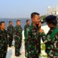 Danpusdikhidros Kodikopsla Kodiklatal Kolonel Laut (P) Tri Ariyah Hari Saputra sematkan Brevet Surveyor CAT-B
