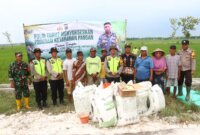 Kapolres Bojonegoro AKBP Mario Prahatinto serahkan bantuan pupuk dan bibit jagung ke warga