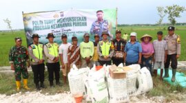 Kapolres Bojonegoro AKBP Mario Prahatinto serahkan bantuan pupuk dan bibit jagung ke warga