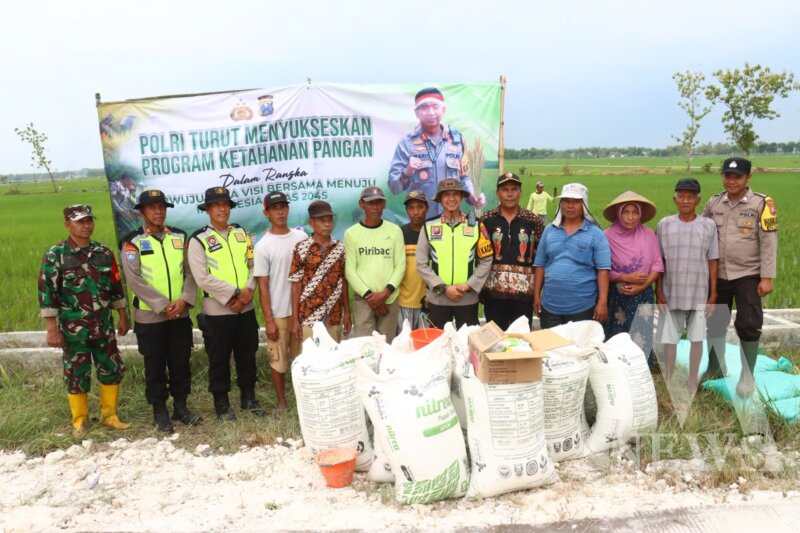 Kapolres Bojonegoro AKBP Mario Prahatinto serahkan bantuan pupuk dan bibit jagung ke warga