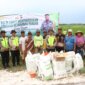 Kapolres Bojonegoro AKBP Mario Prahatinto serahkan bantuan pupuk dan bibit jagung ke warga