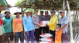 Kapolres Tuban AKBP Oscar Syamsuddin beri bantuan pupuk ke warga