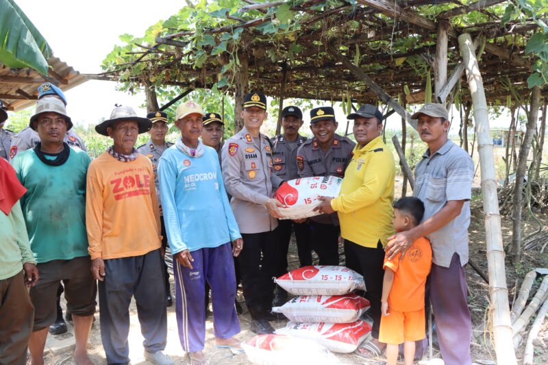 Kapolres Tuban AKBP Oscar Syamsuddin beri bantuan pupuk ke warga