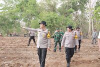 Kapolres Lamongan AKBP Bobby A. Condroputra didampingi Wakapolres Kompol Akay Fahli cek lahan tidur