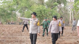 Kapolres Lamongan AKBP Bobby A. Condroputra didampingi Wakapolres Kompol Akay Fahli cek lahan tidur