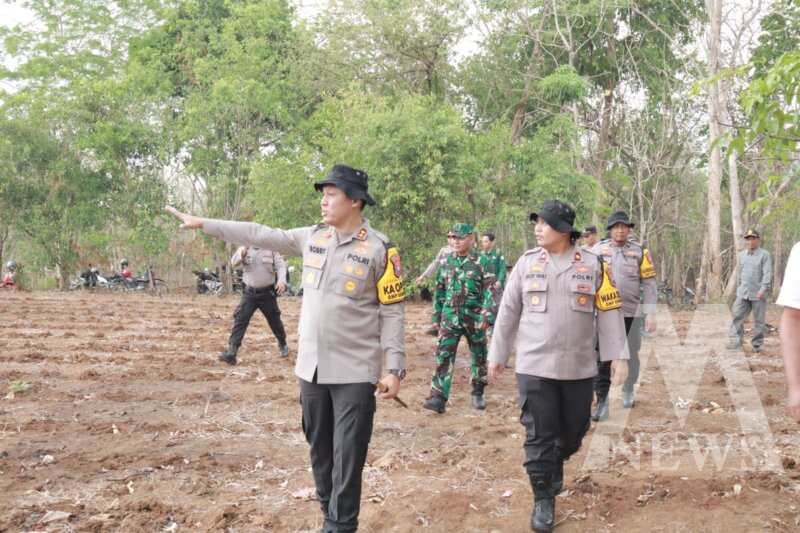 Kapolres Lamongan AKBP Bobby A. Condroputra didampingi Wakapolres Kompol Akay Fahli cek lahan tidur