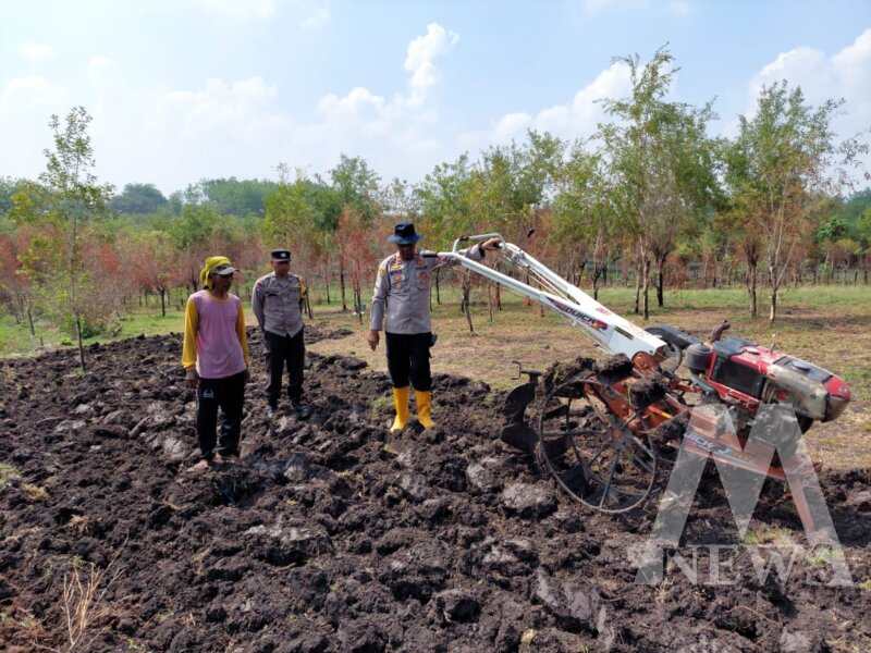 Polres Nganjuk garap lahan yang akan ditanami Jagung