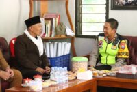 Kapolres Bojonegoro AKBP Mario Prahatinto kunjungi ketua MUI Bojonegoro KH. Alamul Huda