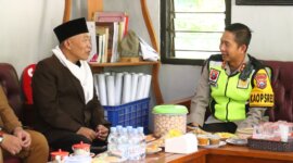 Kapolres Bojonegoro AKBP Mario Prahatinto kunjungi ketua MUI Bojonegoro KH. Alamul Huda