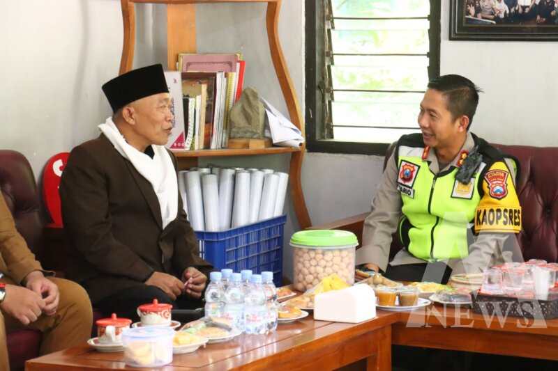 Kapolres Bojonegoro AKBP Mario Prahatinto kunjungi ketua MUI Bojonegoro KH. Alamul Huda