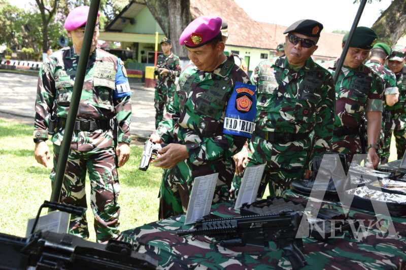 Wadirlat Brigjen TNI Joni Sulistiawan cek kesiapan personel