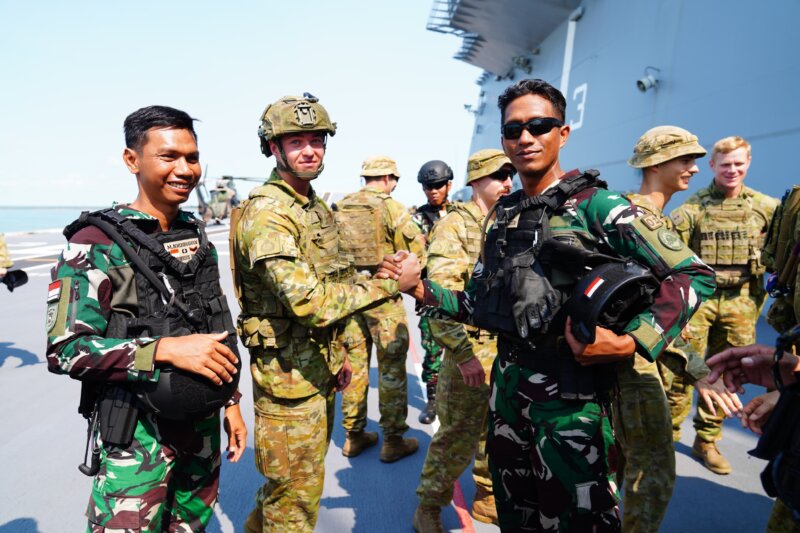 Delegasi TNI On Board di HMAS Adelaide resmikan Latgabma Keris Woomera