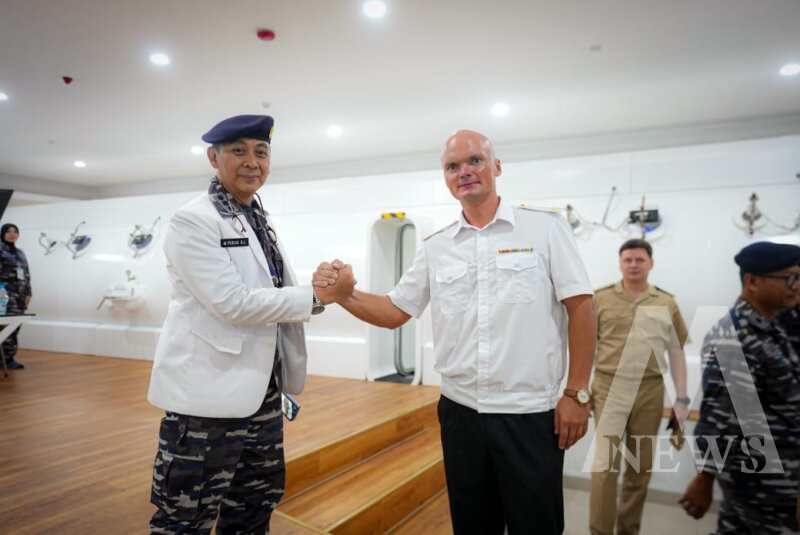 Kalakesla Kolonel Laut (K) dr. Pudjo D. Laksono bersama Delegasi Rusia
