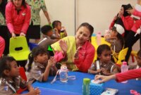 Ibu Bhayangkari bersama anak-anak