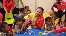 Ibu Bhayangkari bersama anak-anak