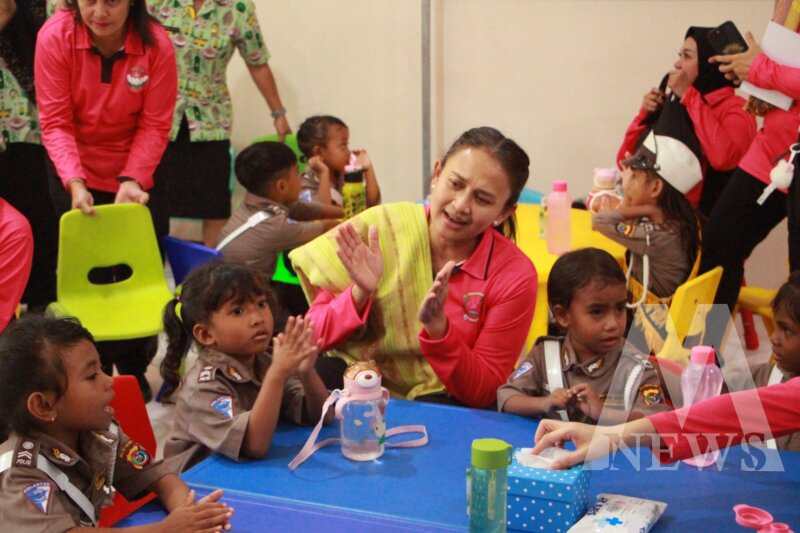 Ibu Bhayangkari bersama anak-anak