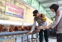 Kapolsek Bojonegoro Kota AKP Agus Elfauzi akan bagikan telur ke warga